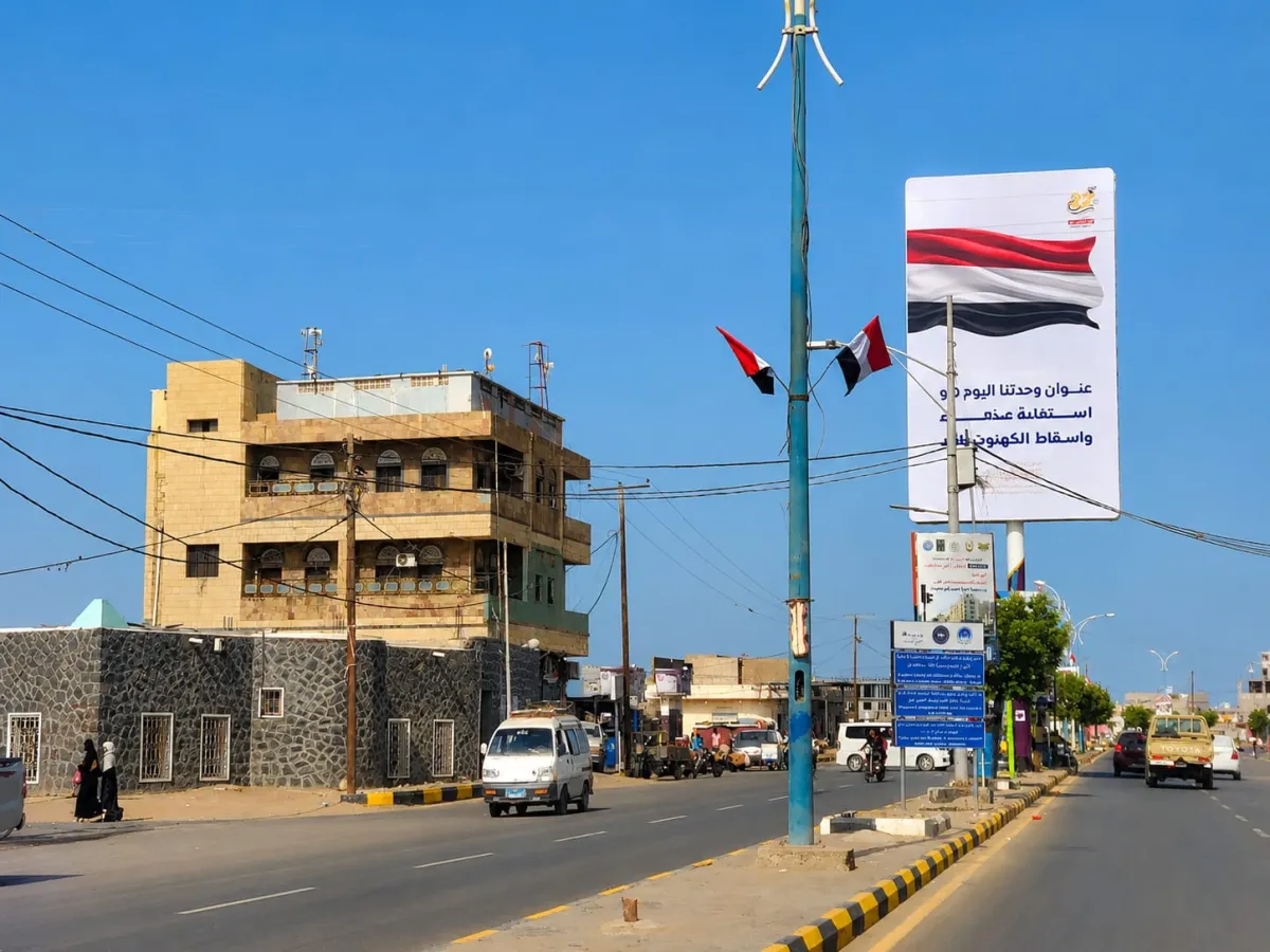 أعلام الجمهورية تملأ شوارع المخا في العيد الوطني الـ36