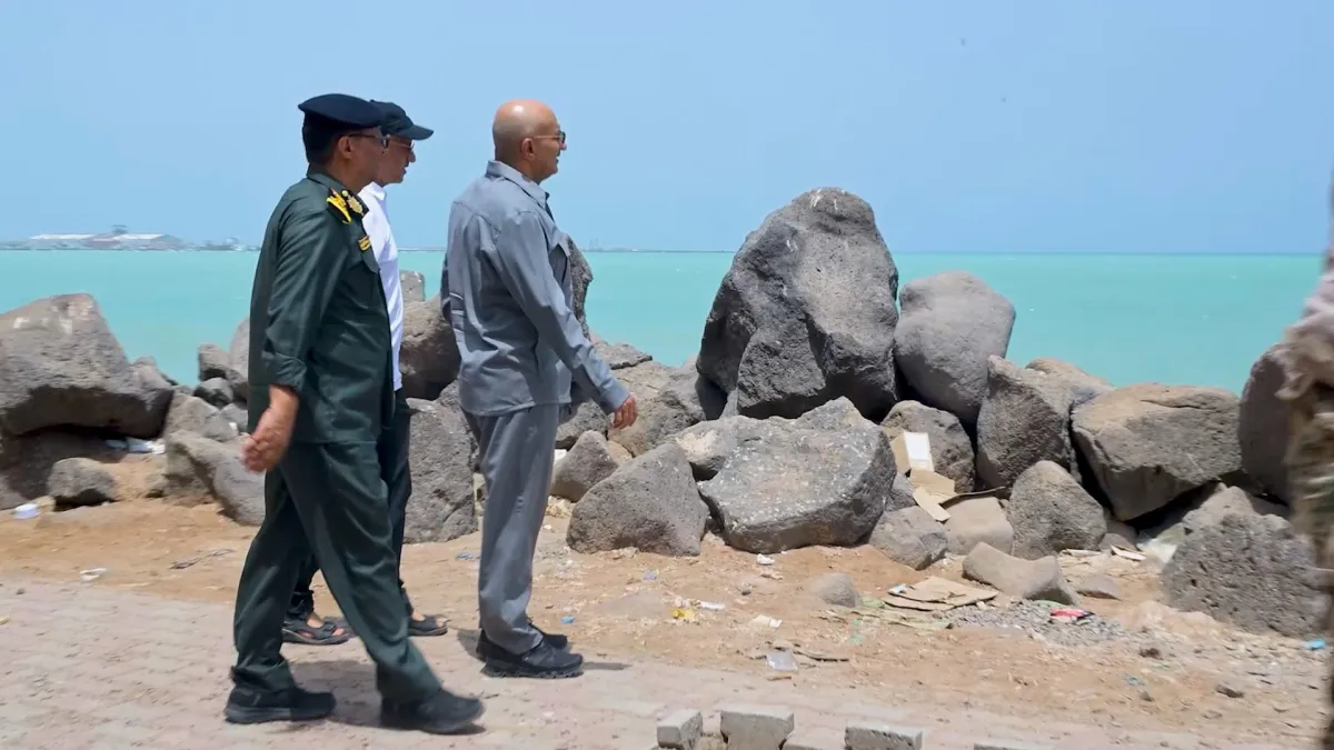 خلال زيارة ميدانية لساحل المخا.. طارق صالح يوجه برفع الجاهزية لاستقبال الزوار