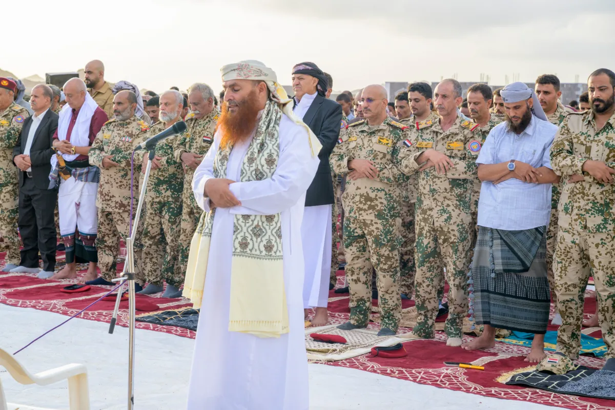 طارق صالح يشارك أبناء باب المندب صلاة عيد الأضحى وسط حضور جماهيري واسع
