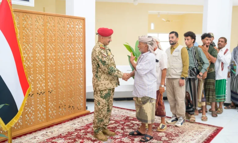 طارق صالح يلتقي المهنئين بالعيد في ذو باب المندب ويشدد على تماسك اليمنيين