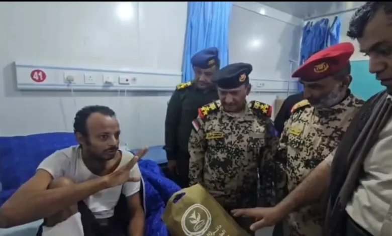 قيادات عسكرية وأمنية تزور جرحى المقاومة الوطنية في المخا وتؤكد اهتمام القيادة برعايتهم 1 قيادات عسكرية وأمنية تزور جرحى المقاومة الوطنية في المخا وتؤكد اهتمام القيادة برعايتهم