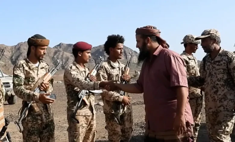 العقيد الظاهري خلال زيارة عيدية: لن تتوقف المعركة الوطنية قبل استعادة الدولة وإنهاء الإنقلاب