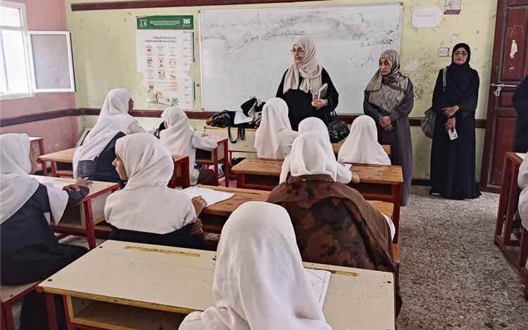 تربية عدن تتفقد سير اختبارات الفصل الثاني في مدرسة البيحاني النموذجية