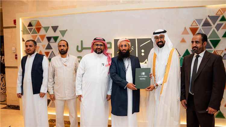 وزير الأوقاف يتسلّم وثيقة الترتيبات الأولية لحج 1448هـ خلال ختام موسم الحج الحالي