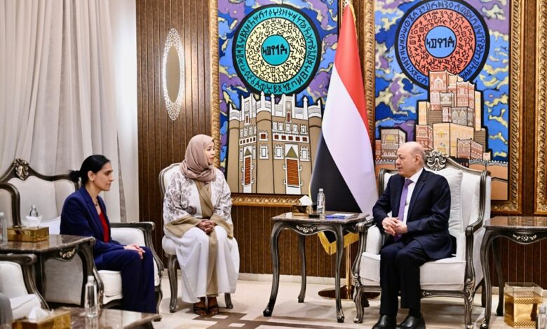 خلال لقائه السفيرة البريطانية.. العليمي يشدد على معالجة جذور التهديد الإيراني وإغلاق ملف الوكلاء