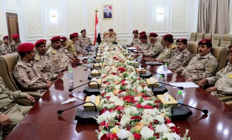 وزير الدفاع يوجه بمضاعفة الجهود لإنجاز البطاقة الذكية للقوات المسلحة