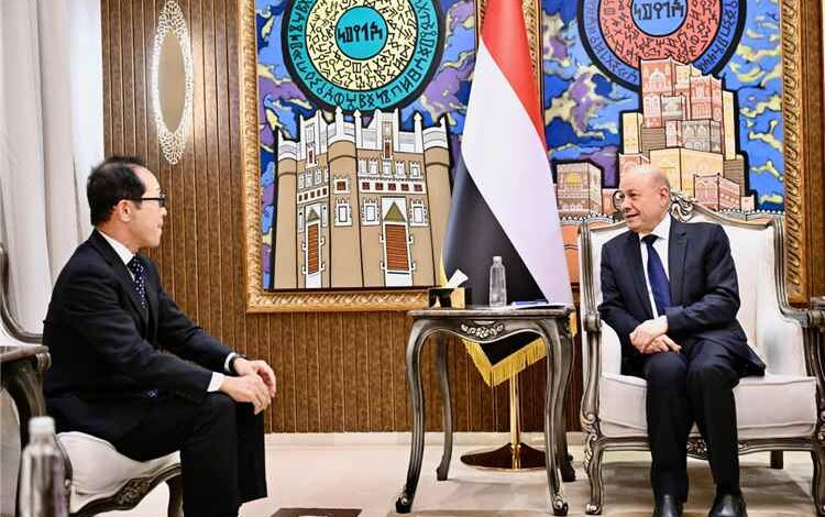 العليمي: أمن البحر الأحمر وباب المندب يمس الاقتصاد العالمي ويتطلب دعما فعليا للدولة اليمنية
