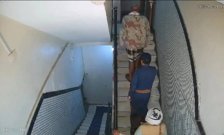 مليشيا الحوثي تقتحم مبنى سكنياً في إب وتروع النساء والأطفال تحت ذريعة "الزكاة" 1 مليشيا الحوثي تقتحم مبنى سكنياً في إب وتروع النساء والأطفال تحت ذريعة "الزكاة"