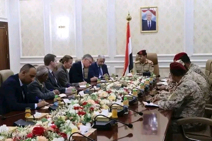 خلال لقاء أممي في عدن.. وزير الدفاع يكشف عن تنسيق خطير بين الحوثيين و«القاعدة» و«داعش»