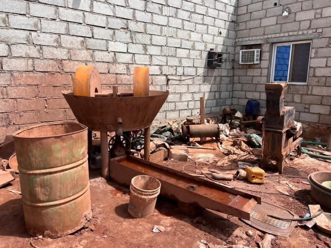 حضرموت.. الأجهزة الأمنية بالمكلا تضبط معملاً لاستخراج الذهب بطرق مخالفة