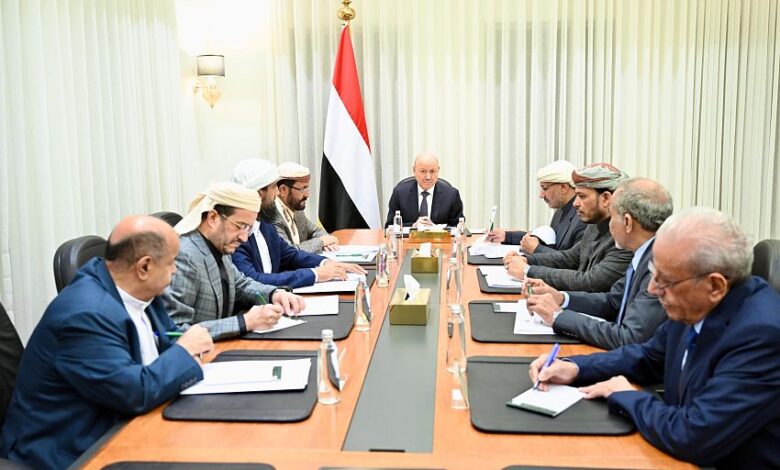 مجلس القيادة يرحب بقرارات الحكومة الأخيرة ويعتبرها بداية لمسار إصلاحي شامل 1 مجلس القيادة يرحب بقرارات الحكومة الأخيرة ويعتبرها بداية لمسار إصلاحي شامل