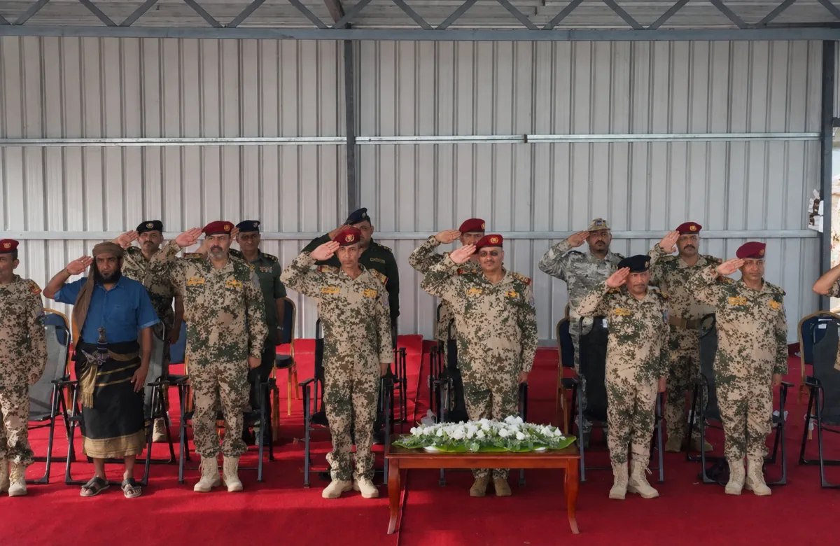 بحضور طارق صالح.. القوات البحرية تدشن تشكيلًا عسكريا جديدا بالتزامن مع العيد الوطني للجمهورية اليمنية