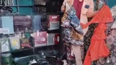 المخا.. ماس كهربائي يتسبب باحتراق معرض ملابس بالكامل في يختل 4 المخا.. ماس كهربائي يتسبب باحتراق معرض ملابس بالكامل في يختل