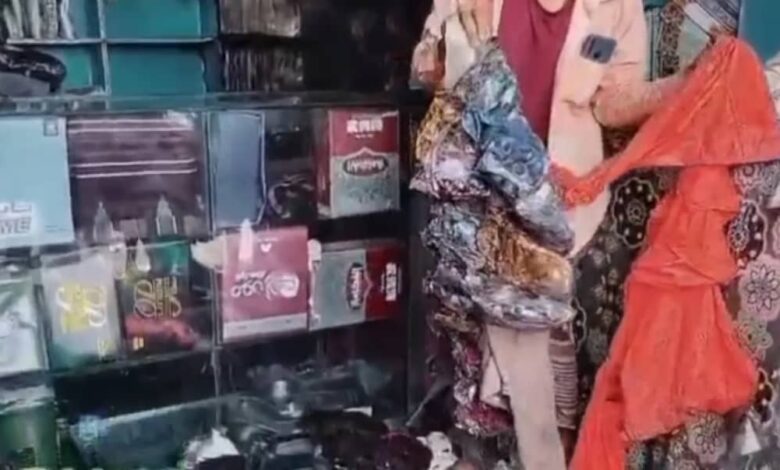 المخا.. ماس كهربائي يتسبب باحتراق معرض ملابس بالكامل في يختل 1 المخا.. ماس كهربائي يتسبب باحتراق معرض ملابس بالكامل في يختل
