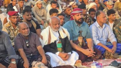 محافظ الحديدة يؤدي صلاة عيد الأضحى مع جموع المواطنين في الخوخة 7 محافظ الحديدة يؤدي صلاة عيد الأضحى مع جموع المواطنين في الخوخة