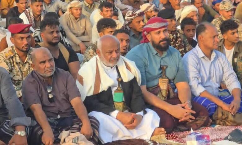 محافظ الحديدة يؤدي صلاة عيد الأضحى مع جموع المواطنين في الخوخة 1 محافظ الحديدة يؤدي صلاة عيد الأضحى مع جموع المواطنين في الخوخة