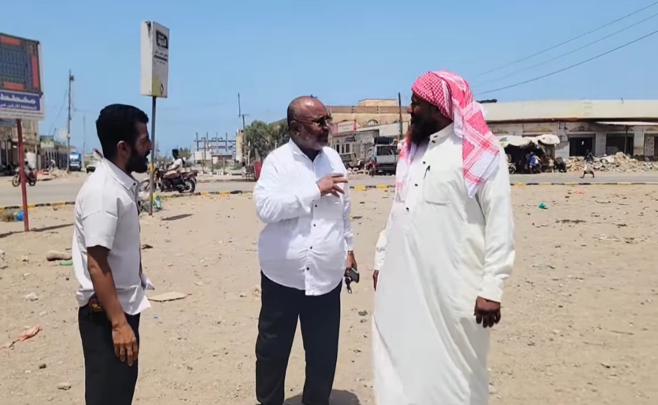 مدير الخوخة يقود جهود إعادة تأهيل جولة حيس ضمن خطة تحسين الخدمات