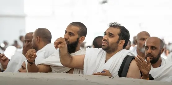 حجاج بيت الله الحرام يؤدون رمي جمرة العقبة وسط إجراءات تنظيمية وأمنية مشددة 1 حجاج بيت الله الحرام يؤدون رمي جمرة العقبة وسط إجراءات تنظيمية وأمنية مشددة
