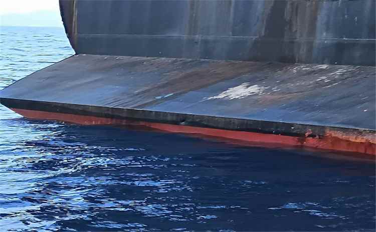 وزير النقل يوجّه بالتحقيق العاجل في واقعة تلوث بحري خارج ميناء عدن