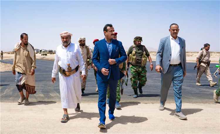 محافظ شبوة يتفقد مشروع تطوير المدخل الغربي لمدينة عتق