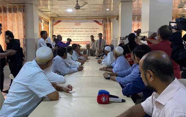 تدشين مبادرة جبر خاطر لتوزيع هدايا العيد على نزلاء دار المسنين بعدن 1 تدشين مبادرة جبر خاطر لتوزيع هدايا العيد على نزلاء دار المسنين بعدن