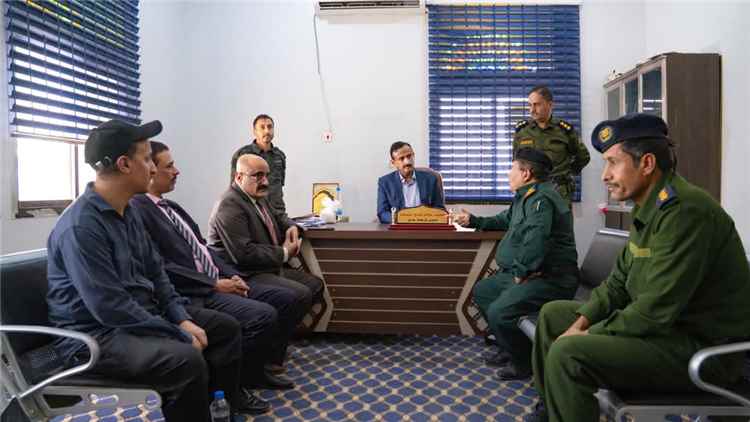 محافظ شبوة يتفقد إدارة شرطة عتق ويؤكد دعم الأجهزة الأمنية