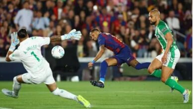 برشلونة يواصل تألقه ويُسقط بيتيس بثلاثية في الدوري الإسباني