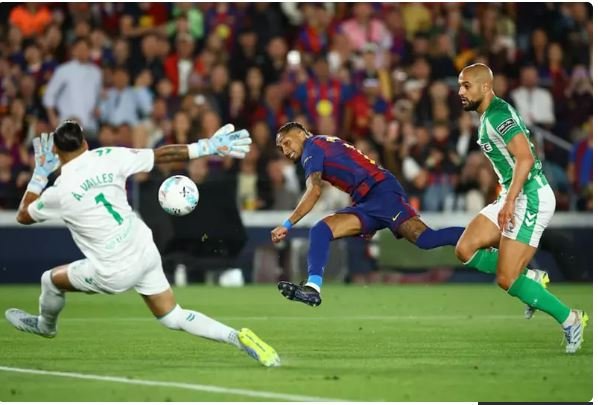 برشلونة يواصل تألقه ويُسقط بيتيس بثلاثية في الدوري الإسباني 1 برشلونة يواصل تألقه ويُسقط بيتيس بثلاثية في الدوري الإسباني