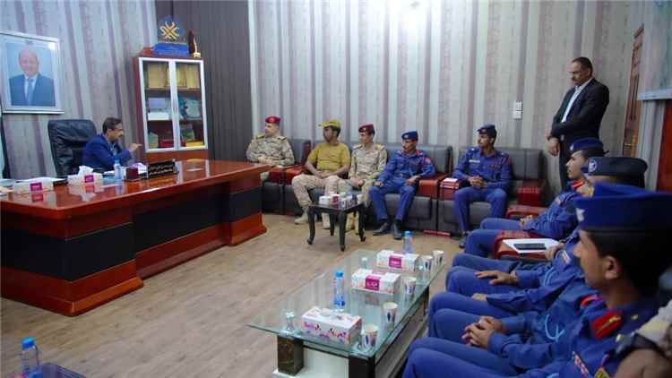 محافظ شبوة يستقبل دفعة جديدة من خريجي كلية الطيران والدفاع الجوي