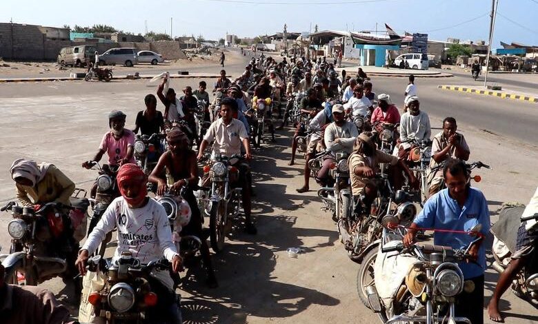 الخوخة تواجه أزمة مشتقات نفطية حادة وتحذيرات من تفاقم المعاناة