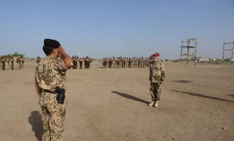 العميد الجعمي يعايد أبطال اللواء الثاني مشاة بحري ويشيد بجهودهم في تأمين الجزر المحررة