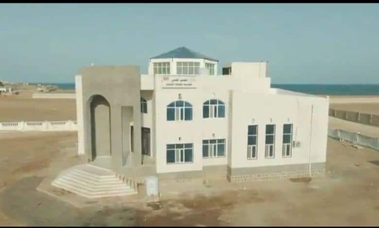 محلي ذو باب المندب يوضح حقيقة الصور المتداولة بشأن مشروع تأهيل المجمع الحكومي