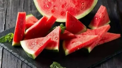 البطيخ: فاكهة صيفية منعشة لا تناسب الجميع.. أبرز الفئات التي تحتاج الحذر عند تناوله 4 البطيخ: فاكهة صيفية منعشة لا تناسب الجميع.. أبرز الفئات التي تحتاج الحذر عند تناوله