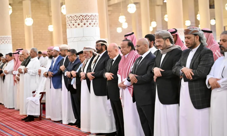 طارق صالح يشارك في تشييع جثمان الرئيس هادي بالرياض 1 طارق صالح يشارك في تشييع جثمان الرئيس هادي بالرياض