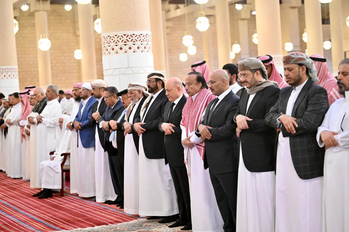 طارق صالح يشارك في تشييع جثمان الرئيس هادي بالرياض