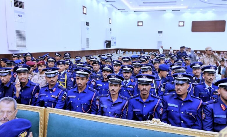 قيادات عسكرية ومحلية تكرّم 137 خريجاً من كلية الطيران والدفاع الجوي من أبناء محافظة إب في مأرب 1 قيادات عسكرية ومحلية تكرّم 137 خريجاً من كلية الطيران والدفاع الجوي من أبناء محافظة إب في مأرب
