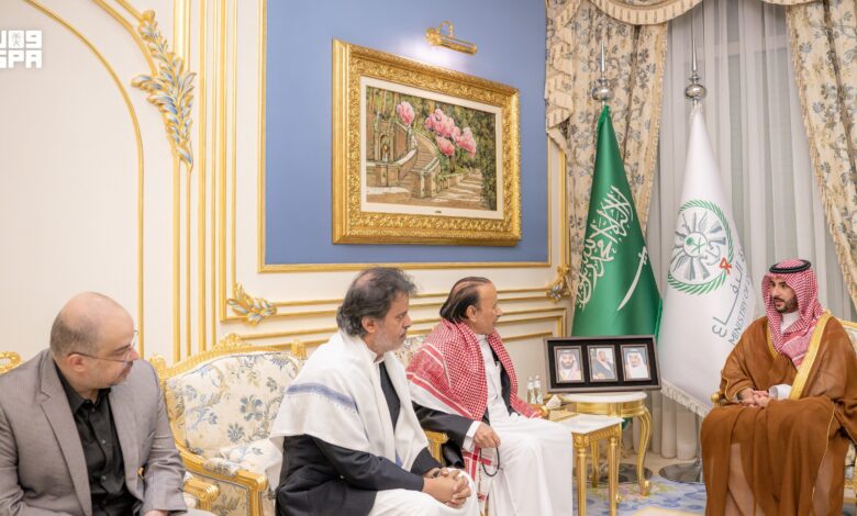 خالد بن سلمان ينقل تعازي القيادة السعودية لأسرة عبدربه منصور هادي ويشيد بمسيرته