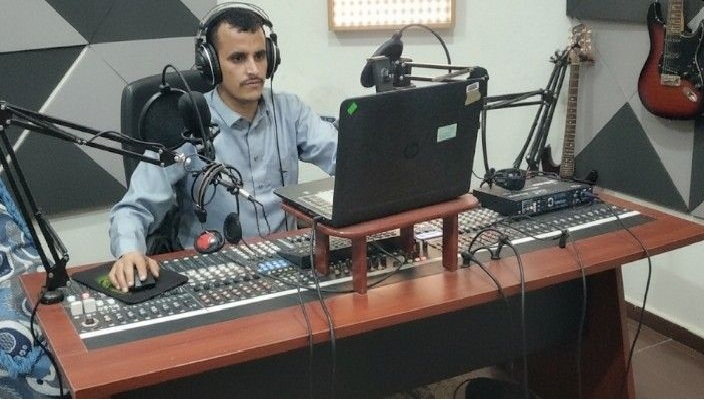 مليشيا الحوثي تعتدي على منشد شعبي وتنهب ممتلكاته في عمران
