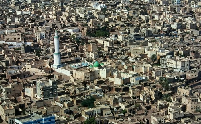 نجل مسؤول حوثي يهدم مبنى استثمارياً ويستولي على أرضه في بيت الفقيه