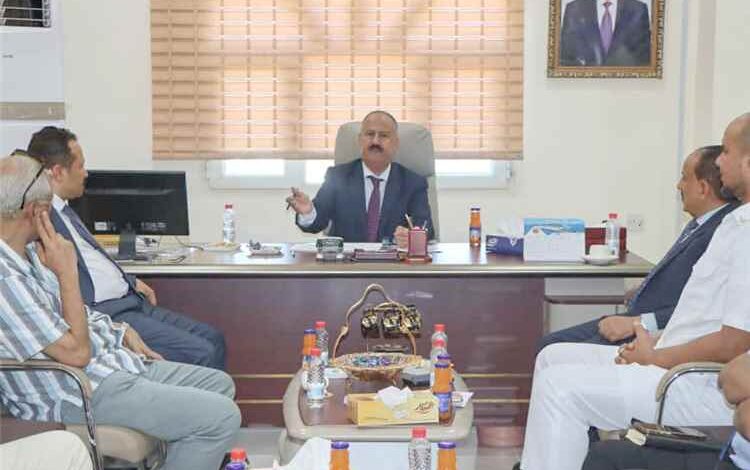 وزير النقل يتفقد الهيئة العامة للشؤون البحرية بعدن