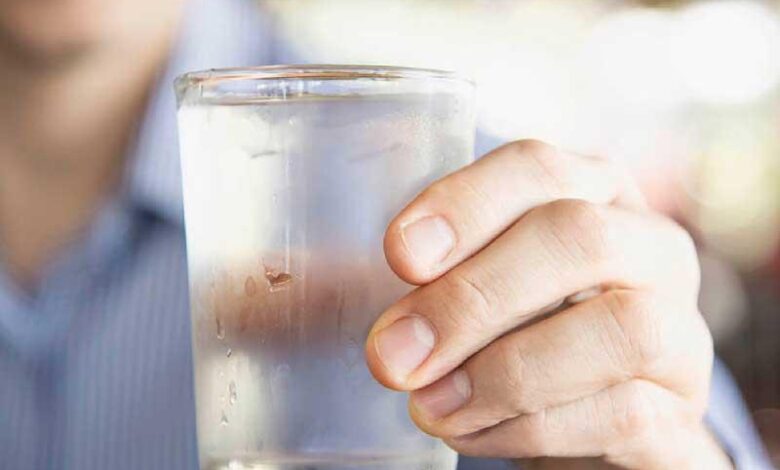 4 فوائد صحية لشرب الماء البارد فور الاستيقاظ 1 4 فوائد صحية لشرب الماء البارد فور الاستيقاظ