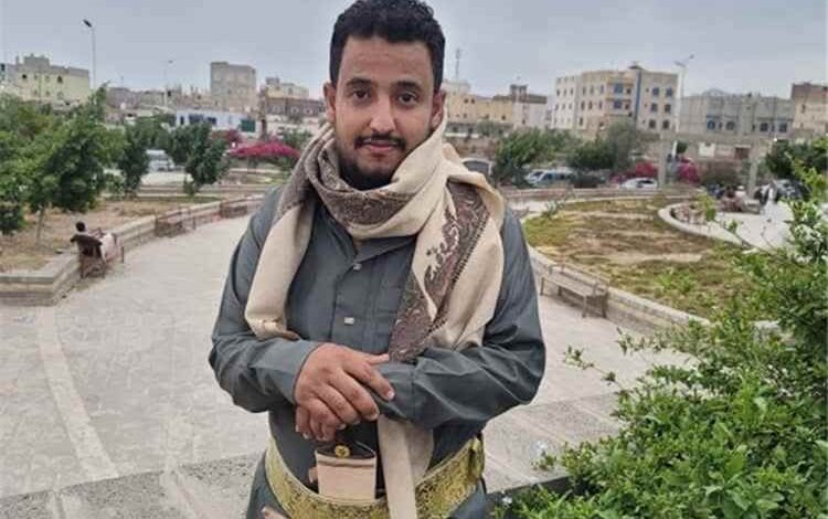 بعد سنوات من الاعتقال.. مختطف يغادر سجون ميليشيا الحوثي مثقلاً بالأمراض