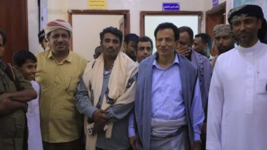محافظ المهرة يتفقد الانضباط الوظيفي ويؤكد أهمية الارتقاء بالأداء المؤسسي