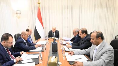 العليمي يترأس اجتماعاً حكومياً لمتابعة الإصلاحات ويقر إجراءات عاجلة لمعالجة أزمة الكهرباء
