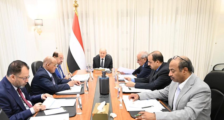 العليمي يترأس اجتماعاً حكومياً لمتابعة الإصلاحات ويقر إجراءات عاجلة لمعالجة أزمة الكهرباء