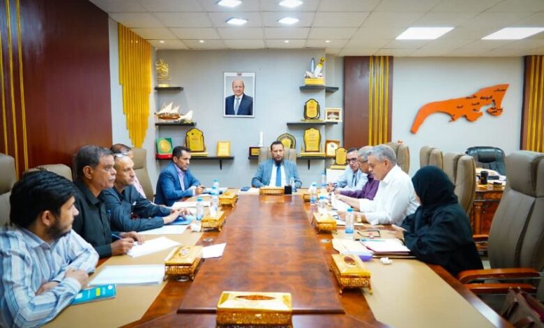 محافظ عدن يناقش أولويات المشاريع الخدمية ويوجه بالالتزام بالمعايير الفنية 1 محافظ عدن يناقش أولويات المشاريع الخدمية ويوجه بالالتزام بالمعايير الفنية