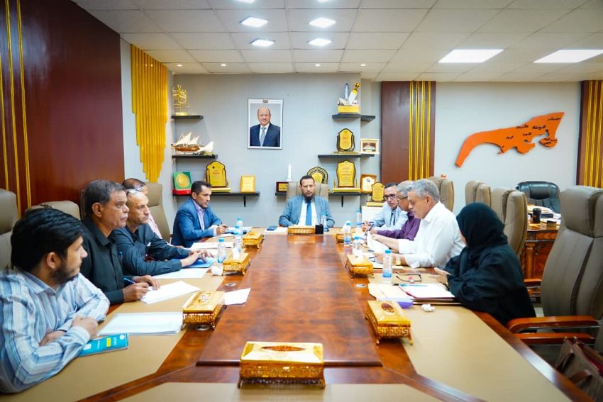 محافظ عدن يناقش أولويات المشاريع الخدمية ويوجه بالالتزام بالمعايير الفنية