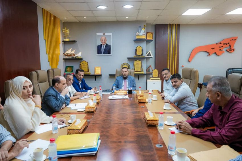 محافظ عدن يناقش تنفيذ المشاريع التنموية والخدمية ويشدد على تسريع إنجازها