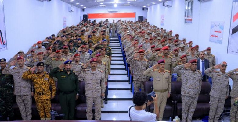 وزير الدفاع يشهد تخرج دفعة جديدة من الكوادر العسكرية المتخصصة