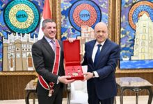 الرئيس العليمي يمنح السفير الأميركي وسام الوحدة تقديراً لجهوده في دعم اليمن